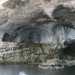 Superate le altre tre piccole grotte, poco pi avanti troviamo unampia cavit. In un angolo sono visibili alcuni gradini ricavati dal tufo che conducono, attraverso un piccolo tunnel, al sovrastante lungomare Ardito